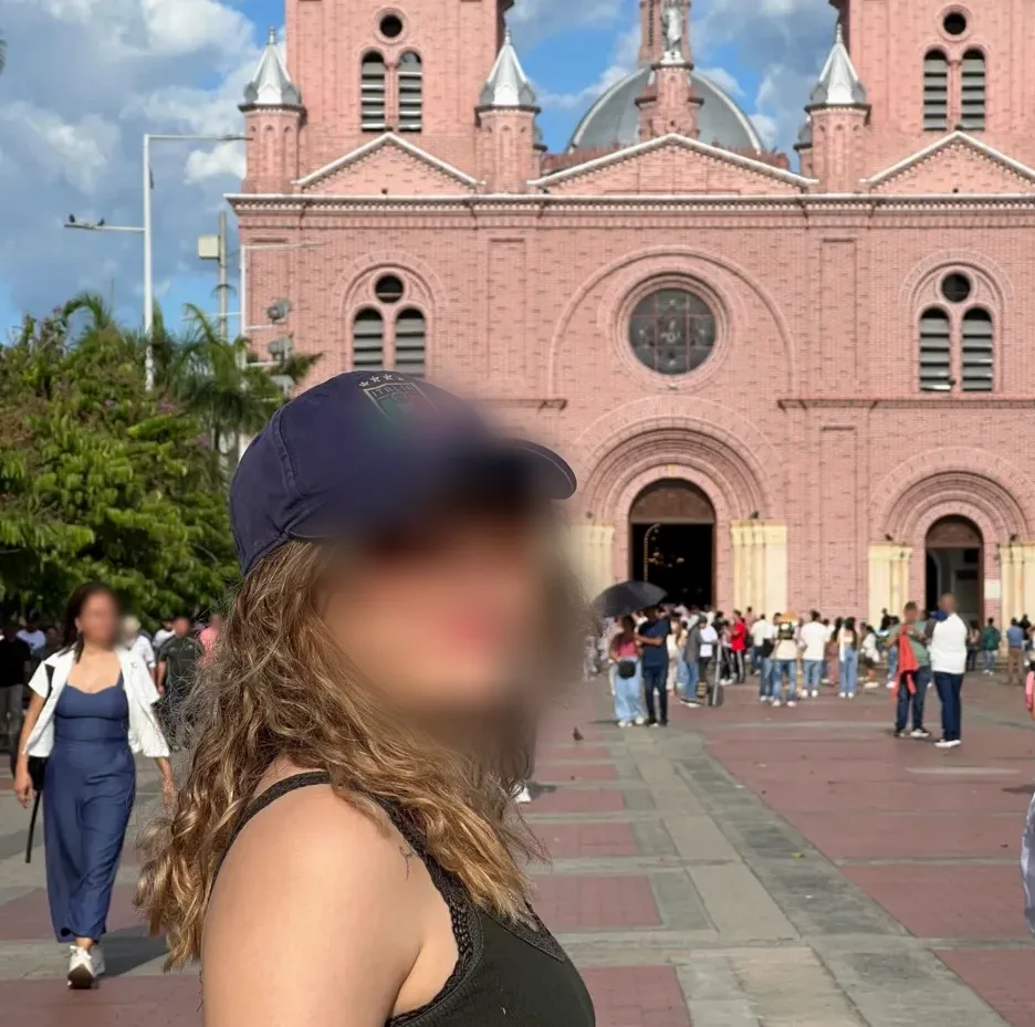 Danielle, 25