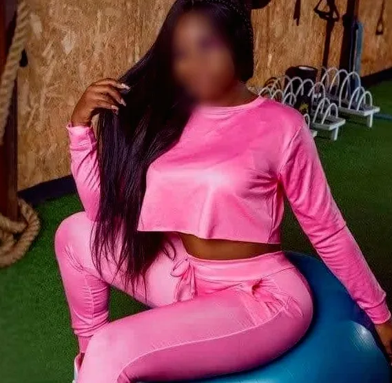 Ella, 28